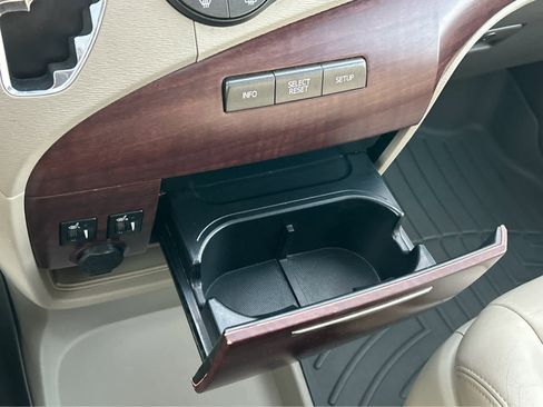 Used 2013 Toyota Sienna XLE image 39