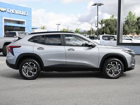 Used 2026 Chevrolet Trax LT w/ LT Convenience Package FWD image 3