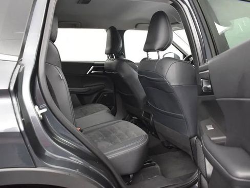 Used 2025 Mitsubishi Outlander SE image 18