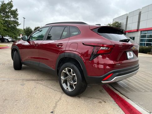 Used 2025 Chevrolet Trax LT w/ LT Convenience Package FWD image 8