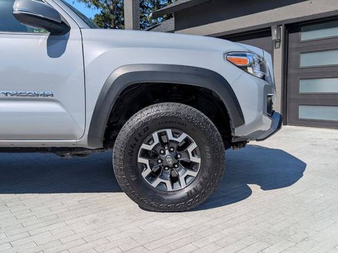 Used 2018 Toyota Tacoma TRD Off-Road w/ Technology Package AWD/4WD image 3