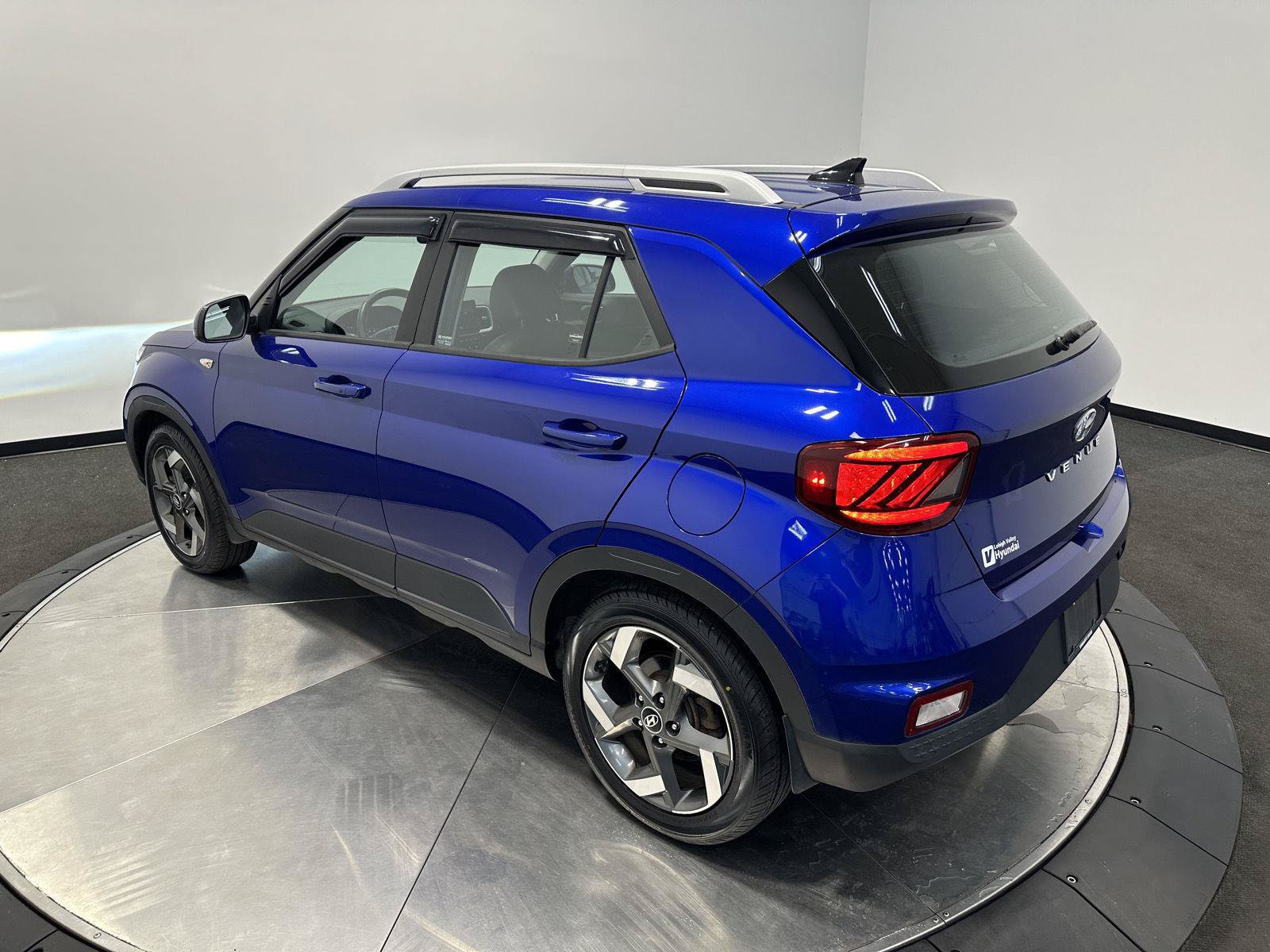 Used 2022 Hyundai Venue Limited FWD image 5