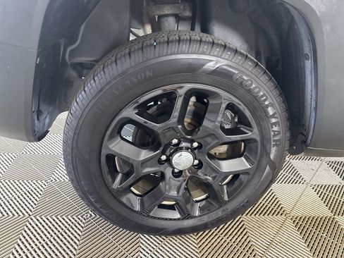 Used 2018 Jeep Renegade Latitude w/ Popular Equipment Group image 29