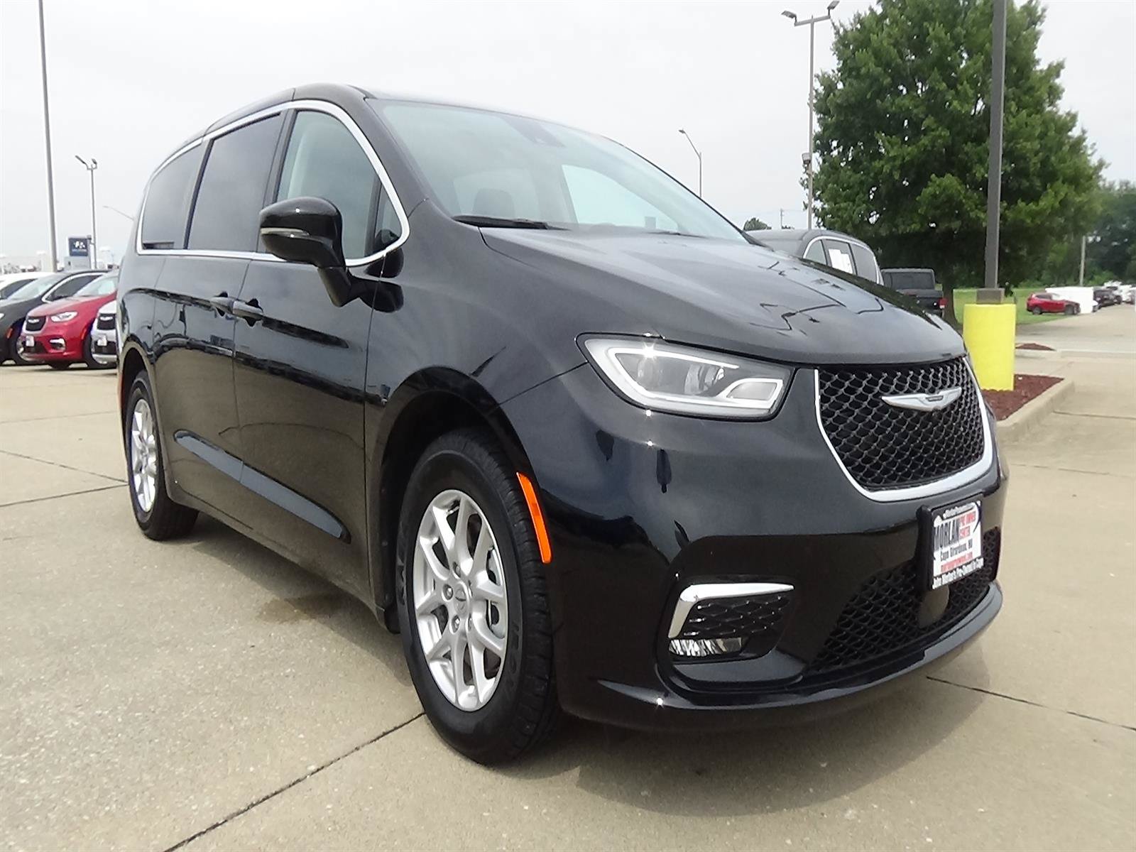 Certified 2024 Chrysler Pacifica Touring-L FWD image 4