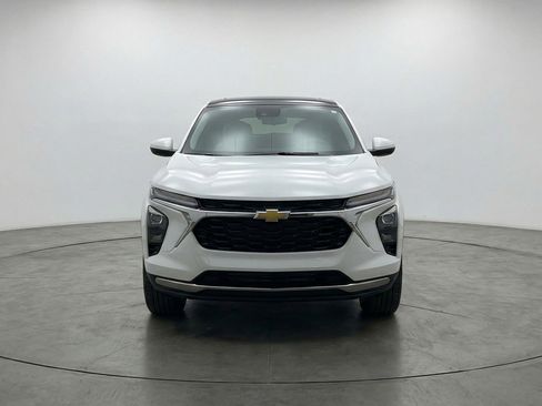 Used 2025 Chevrolet TrailBlazer LT image 2