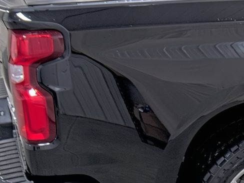 Used 2021 Chevrolet Silverado 1500 High Country w/ Technology Package AWD/4WD image 13
