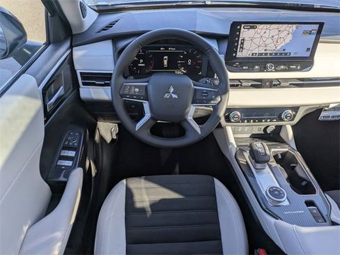 New 2025 Mitsubishi Outlander SE image 29