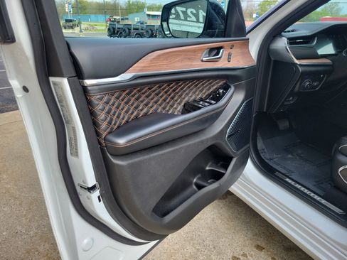 Used 2023 Jeep Grand Cherokee Summit w/ Luxury Tech Group V AWD/4WD image 6