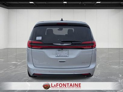 New 2026 Chrysler Pacifica Limited w/ Uconnect Theater Family Group