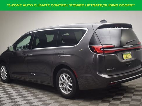 Used 2023 Chrysler Pacifica Touring-L FWD image 6
