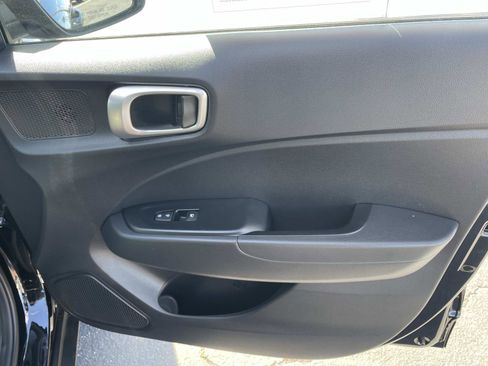 Certified 2025 Hyundai Venue SE image 27