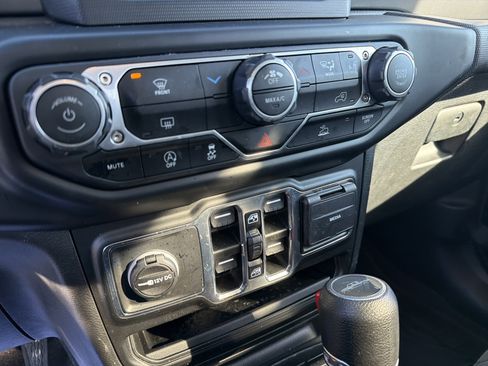 Certified 2022 Jeep Gladiator Willys image 16