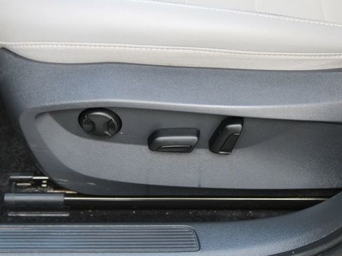 Certified 2022 Volkswagen Taos SE image 10