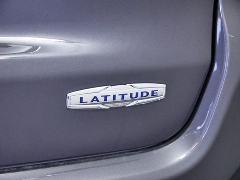 Used 2024 Jeep Compass Latitude image 11