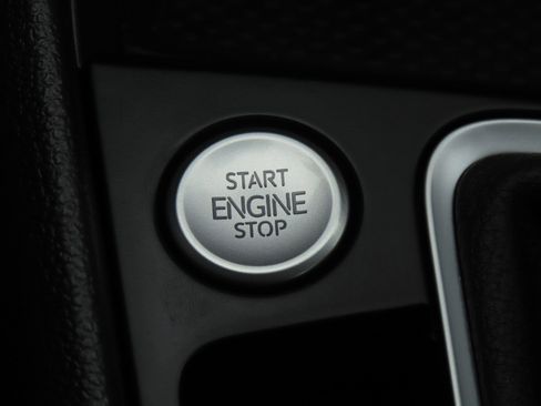 Used 2025 Volkswagen Jetta SE FWD image 29