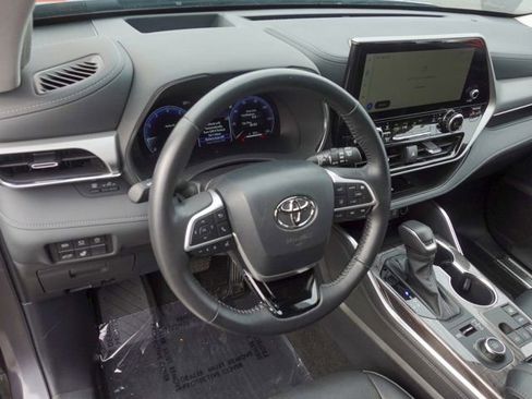 Used 2024 Toyota Highlander Platinum image 10