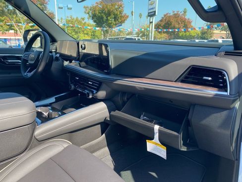 New 2026 Chevrolet Suburban Premier image 24