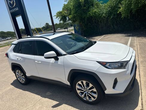 Used 2020 Toyota RAV4 XLE Premium FWD image 4