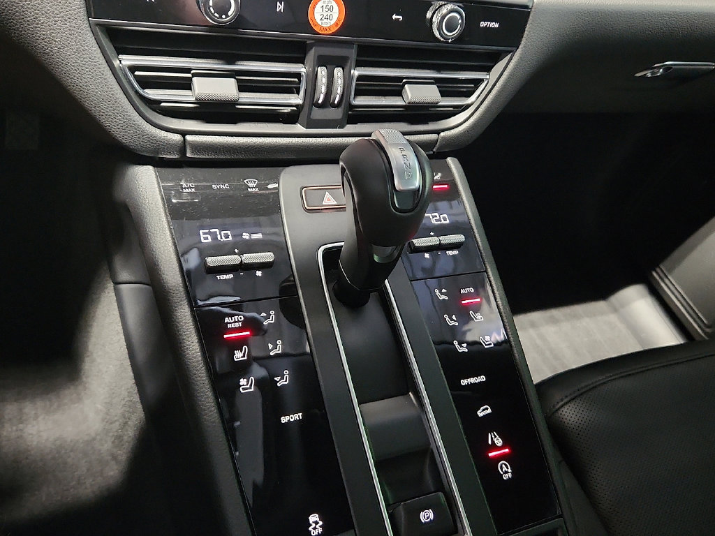 Certified 2026 Porsche Macan AWD/4WD image 16