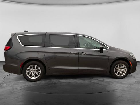 Used 2023 Chrysler Pacifica Touring-L FWD image 11