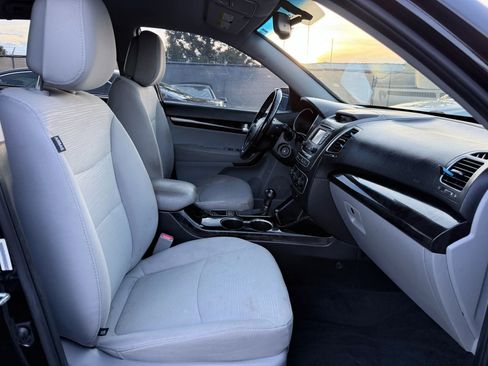 Used 2015 Kia Sorento LX image 18