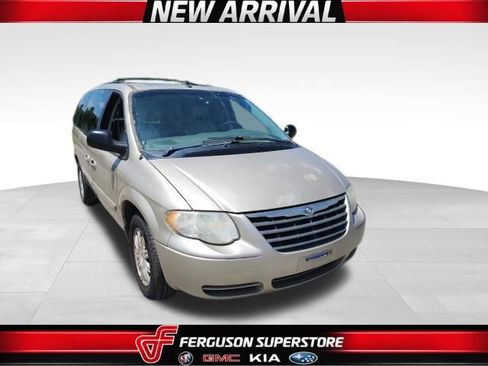Used 2006 Chrysler Town & Country Touring FWD image 1