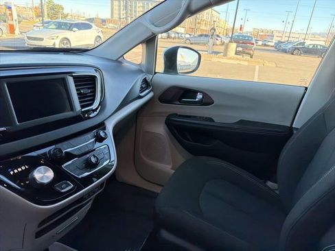 Used 2022 Chrysler Voyager LX image 22