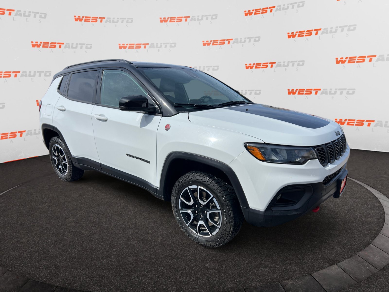 Used 2024 Jeep Compass Trailhawk AWD/4WD image 7