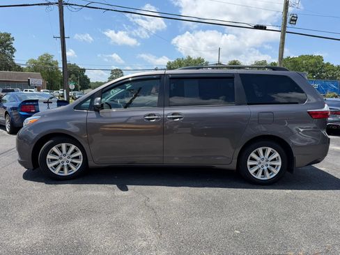 Used 2017 Toyota Sienna AWD image 6