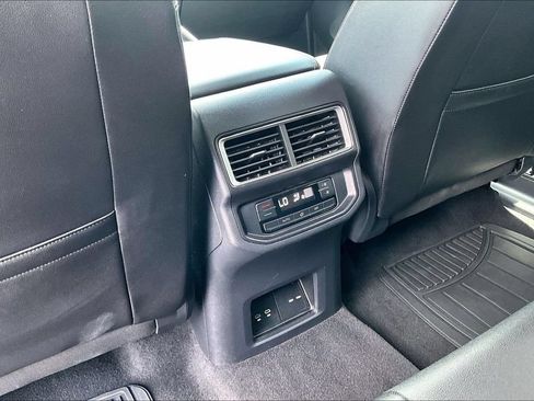 Used 2025 Volkswagen Atlas SE AWD/4WD image 34