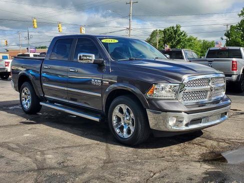 Used 2017 RAM 1500 Laramie w/ Convenience Group AWD/4WD image 2