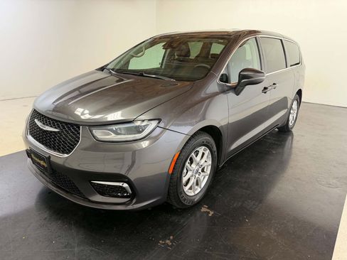 Used 2023 Chrysler Pacifica Touring-L FWD image 12