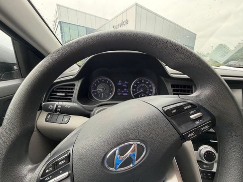 Used 2019 Hyundai Elantra SE FWD image 10