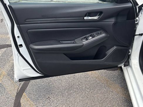 Used 2025 Nissan Altima 2.5 SV FWD image 18