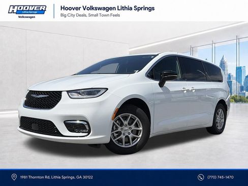 Used 2025 Chrysler Pacifica Select FWD image 1