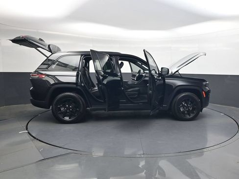 Used 2025 Jeep Grand Cherokee Altitude AWD/4WD image 43