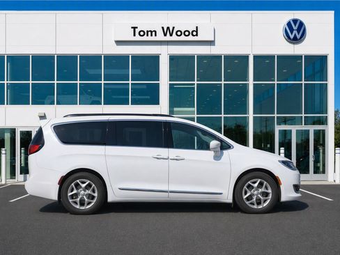 Used 2017 Chrysler Pacifica Touring-L w/ Tire & Wheel Group FWD image 2