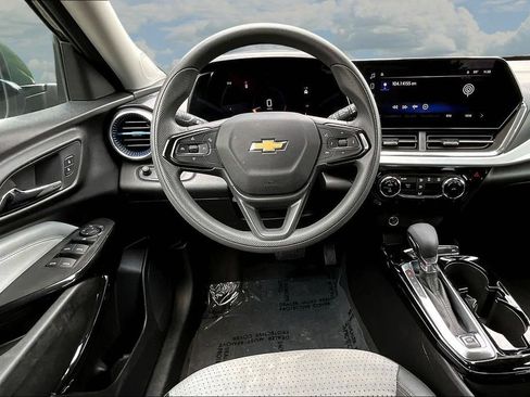 Used 2025 Chevrolet Trax LT FWD image 10