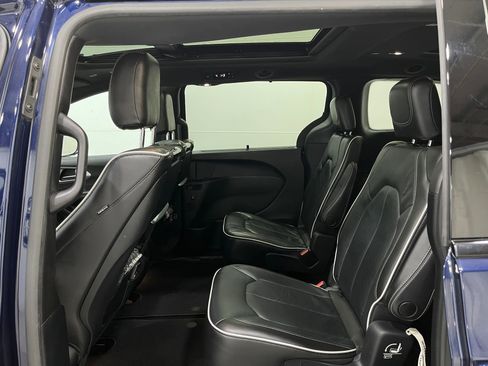 Used 2020 Chrysler Pacifica Limited w/ Advanced Safetytec Group FWD image 31
