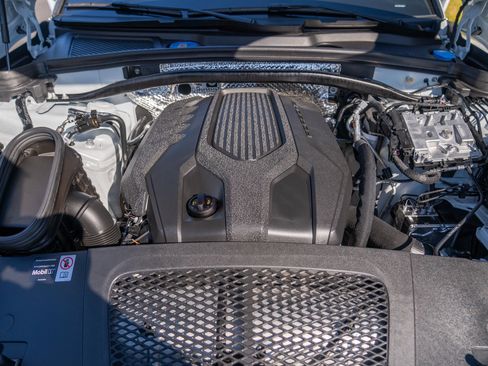 Certified 2026 Porsche Macan AWD/4WD image 28