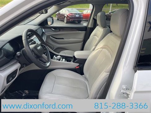 Used 2023 Jeep Grand Cherokee Overland image 9