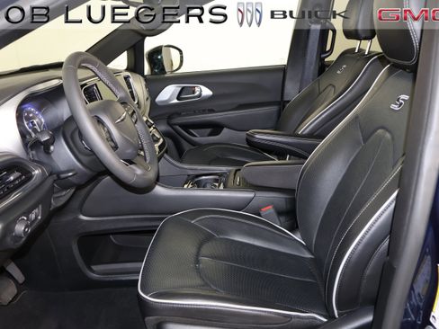 Used 2025 Chrysler Pacifica Limited image 8