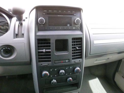 Used 2010 Dodge Grand Caravan SE w/ Climate Group FWD image 15