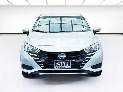 Used 2023 Nissan Versa SV image 2