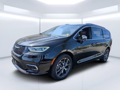 Used 2021 Chrysler Pacifica Limited w/ Premium & Safety Sphere Group AWD/4WD image 7