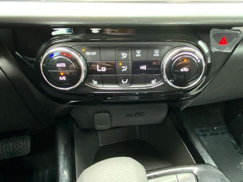 Used 2026 Chevrolet Trax LT w/ LT Convenience Package FWD image 33