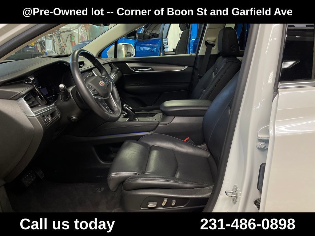 Used 2017 Cadillac XT5 Luxury w/ Driver Awareness Package AWD/4WD image 14