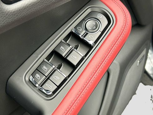 Used 2026 Porsche Macan AWD/4WD image 24