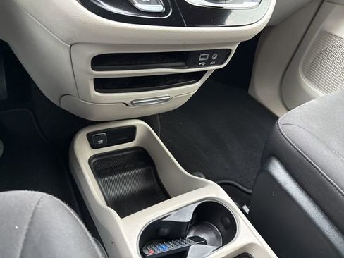 Used 2018 Chrysler Pacifica LX image 19
