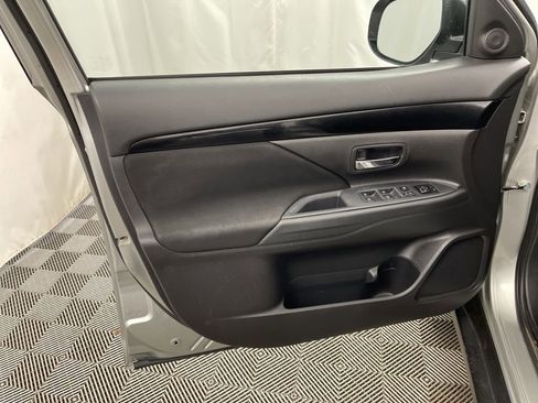 Used 2020 Mitsubishi Outlander ES image 20